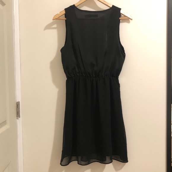 Costa Blanca V-Neck Dress - Picture 2 of 3